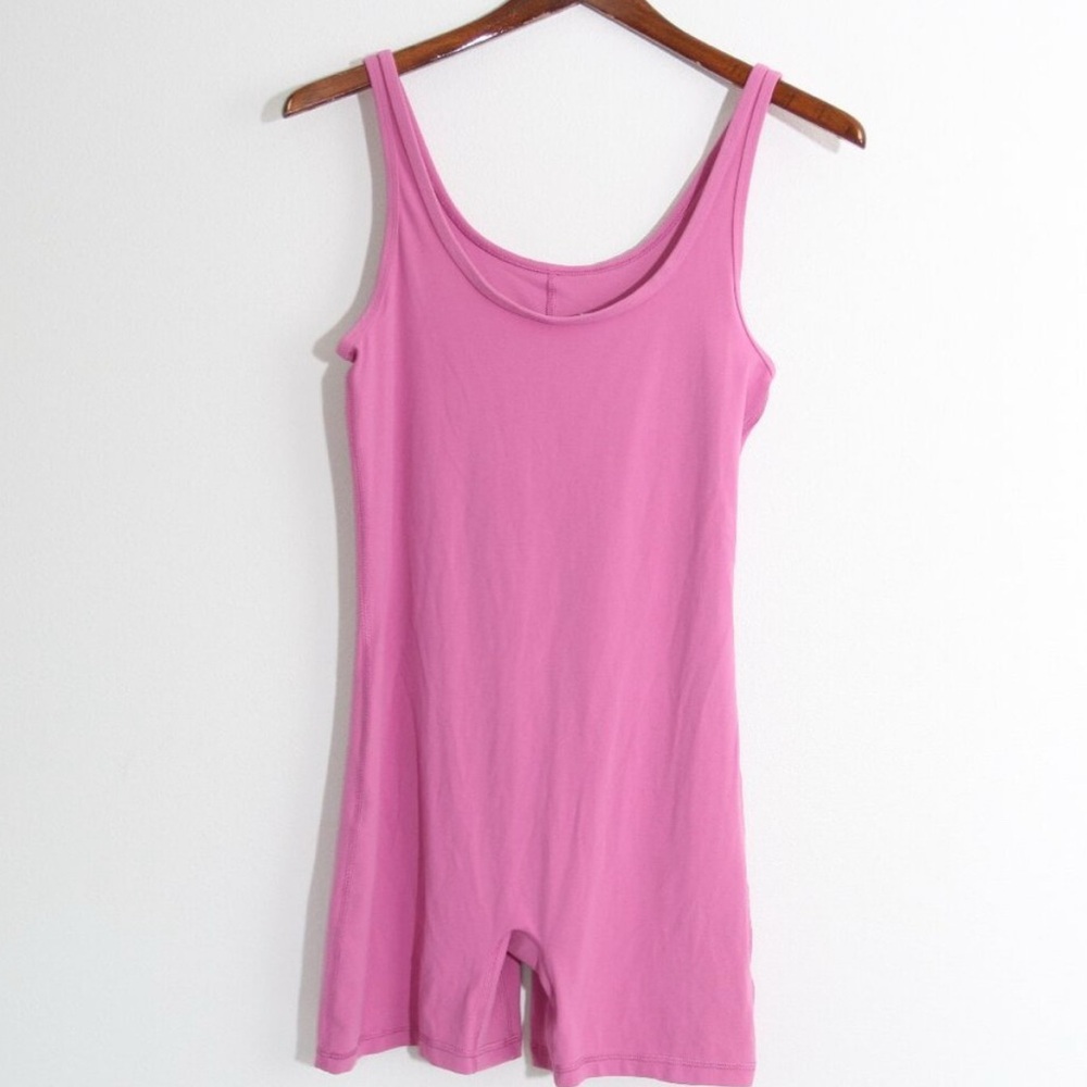 Aritzia TnAction TnaLIFE Shake-It 5" Romper Bodysuit One-Piece Pink Berry Fizz